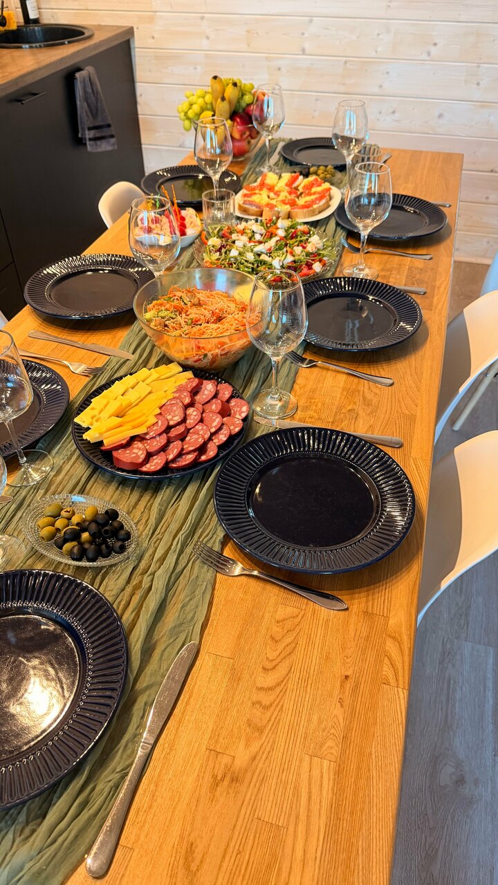 Сервированный стол и кухня